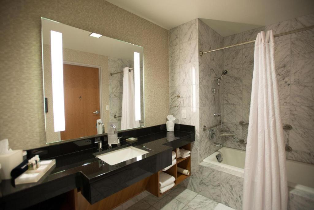 The Hotel At Kirkwood Center Cedar Rapids Exterior photo